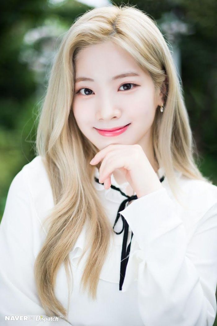  So với hiện tại, khán giả nhận xét Dahyun không có nhiều thay đổi. Thứ duy nhất khác biệt của thành viên TWICE là mái tóc sáng màu. Chia sẻ về bí quyết chăm sóc sắc đẹp, Dahyun cho biết cô không quan tâm đến các sản phẩm chăm sóc da mà chú trọng vào việc uống nhiều nước, ăn nghỉ điều độ và ngủ đủ giấc. Ngoài ra, nữ ca sĩ khẳng định suy nghĩ tích cực, tâm trạng vui vẻ là yếu tố quan trọng tác động đến vẻ ngoài. 