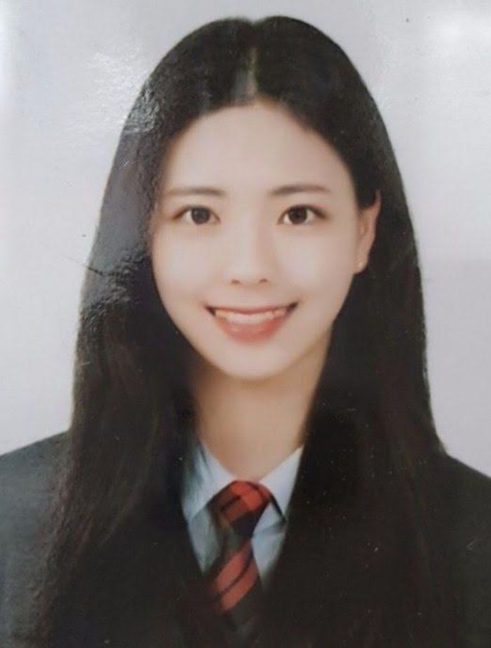  Ngay từ ngày mới ra mắt, Yuna - em út ITZY là tâm điểm chú ý vì ngoại hình được ví với thiên thần. Nữ ca sĩ 18 tuổi cao 1,7 m, là gương mặt tiếp nối những "cực phẩm" trước đó của JYP như Sohee (Wonder Girls), Suzy (Miss A) hay Tzuyu (TWICE). 