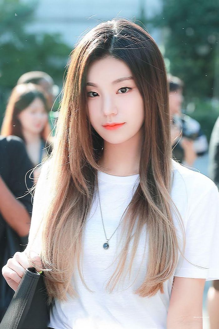  So với ngày còn đi học, Yeji không thay đổi nhiều từ các đường nét trên gương mặt đến cách biểu cảm, tạo dáng. Nữ ca sĩ trở nên sắc sảo hơn khi thay đổi màu tóc và trang điểm đậm. 