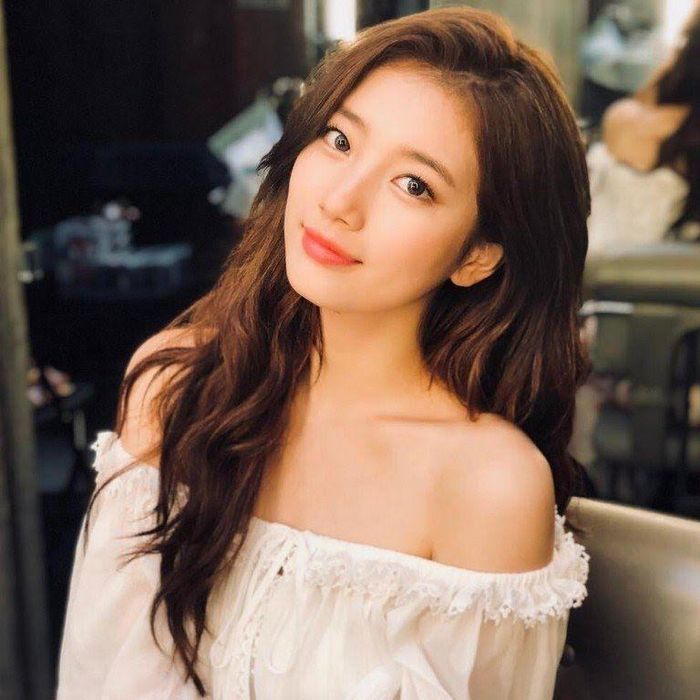  So sánh Suzy trong loạt ảnh chụp từ cấp 2 với hiện tại, khán giả khẳng định nữ diễn viên không thay đổi nhiều. Nữ chính Vagabond có làn da căng mịn, đường nét hài hòa. Luôn lọt vào top những mỹ nhân đẹp bậc nhất showbiz Hàn Quốc nhưng tài năng của Suzy vẫn là chủ đề gây tranh cãi. Cô bị gọi là "bình hoa di động", diễn xuất không thay đổi trong nhiều năm qua. 