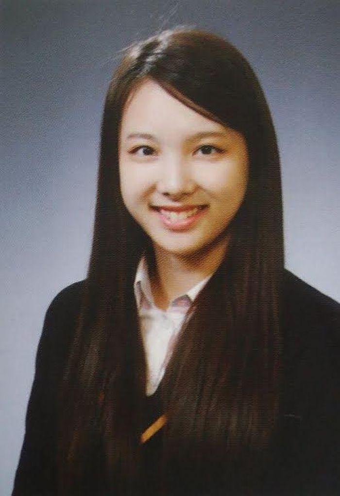  Thành viên thứ hai trong TWICE có vẻ ngoài tự nhiên đáng ngưỡng mộ là Nayeon. Kể từ những ngày đầu tham gia nghệ thuật, nữ ca sĩ sinh năm 1995 chỉ trang điểm nhẹ. Cô có nụ cười duyên, sống mũi cao và gương mặt bầu bĩnh. 