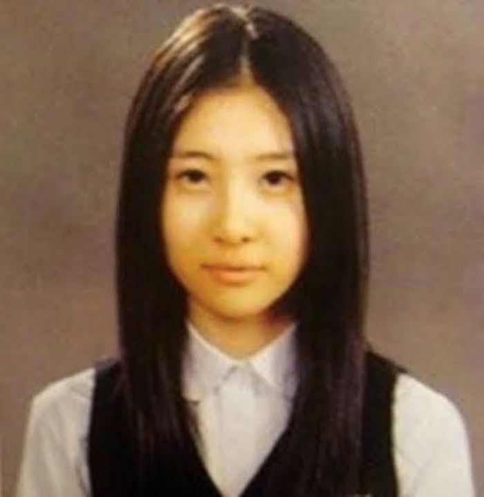  Sunmi - cựu thành viên Wonder Girls là cô gái thứ ba vào top những người đẹp xinh tự nhiên nhà JYP. Kể từ ngày đầu ra mắt, Sunmi gây ấn tượng với ngoại hình xinh xắn, tỷ lệ cơ thể hoàn hảo. Ở bức ảnh thẻ thời học sinh, nữ ca sĩ 28 tuổi có gương mặt hài hòa. 