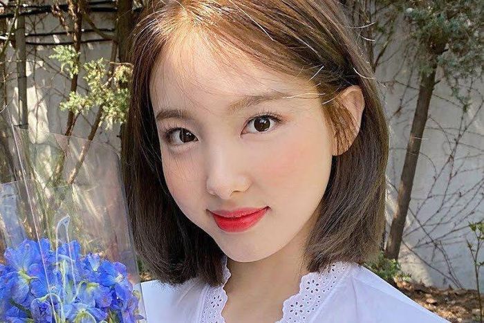  Khán giả nhận định rằng vẻ đẹp tự nhiên là một trong những yếu tố giúp Nayeon trở nên nổi bật và là thành viên trung tâm của TWICE. Nhiều năm qua, cô là "gà cưng" được JYP o bế. Ở sản phẩm mới nhất, Nayeon hát 54,6 giây - nhiều hơn thành viên hát chính của nhóm. Cô cũng thường đứng vị trí trung tâm ở hình ảnh tập thể của nhóm. 