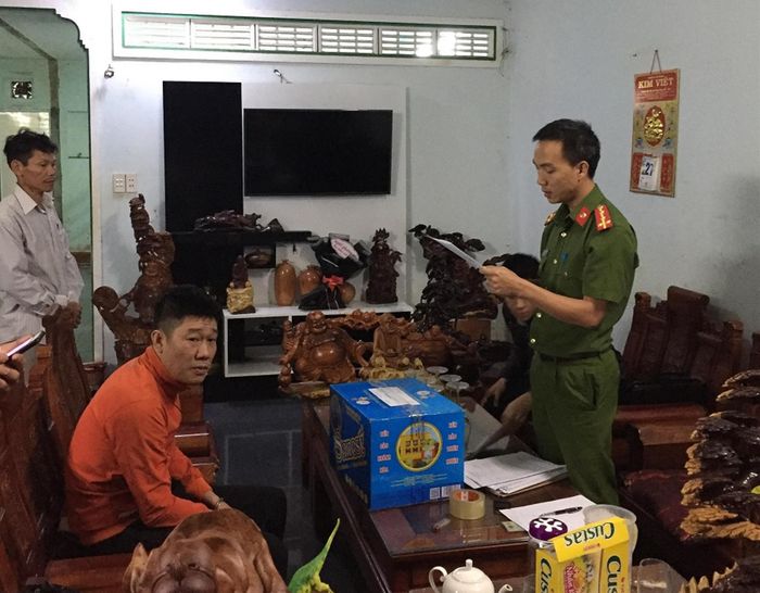 Cơ quan Cảnh sát Điều tra Công an tỉnh thi hành lệnh bắt với Đức. Ảnh: Văn Ngọc