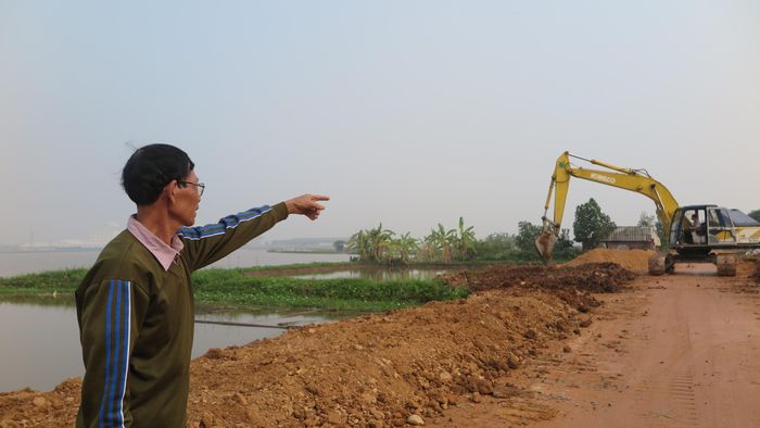Ông Tiến bên con đường sắp được bê tông hóa tại khu Liên Hoa