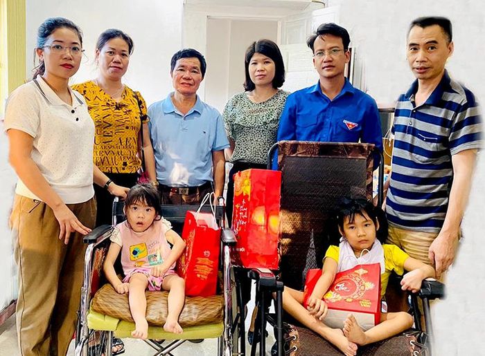 Chị Trần Thị Thu Hiền (ngoài cùng bên trái), Chủ tịch Ủy ban MTTQ thị trấn Sơn Dương (Sơn Dương) tặng quà cho trẻ em có hoàn cảnh khó khăn nhân dịp Tết Trung thu 2020.