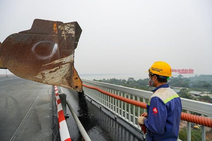 Tiến hành trải thảm hành lang hai bên.