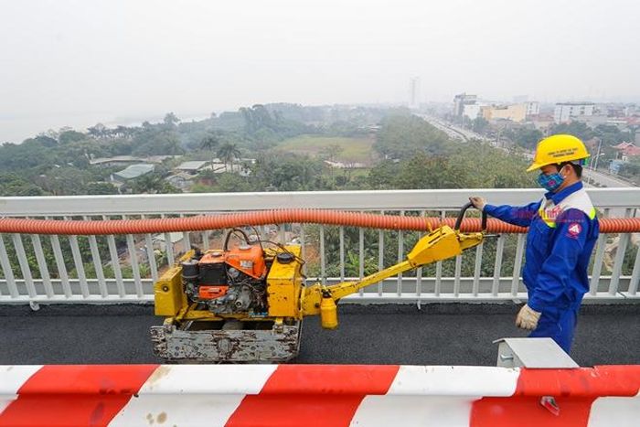 Máy nện làm phẳng và chắc mặt cầu.