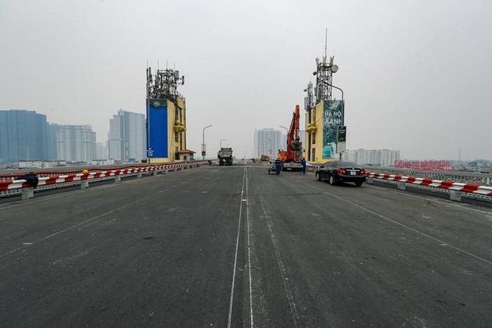  Cầu Thăng Long đã 2 lần được sửa chữa vào năm 2009 và 2013, đoạn cầu vượt sông dài 1.680m gồm 15 nhịp giàn thép gồm hai tầng đường sắt và đường bộ. 