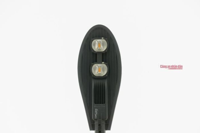Hệ thống đèn chiếu sáng hai bên là đèn LED.