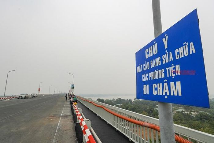 Để sửa chữa mặt cầu Thăng Long, các kỹ sư đã áp dụng giải pháp bản mặt cầu bêtông UHPC tức là bêtông siêu tính năng liên hợp với bản mặt thép trực hướng để gia cường bản mặt thép, giảm võng, giảm biến dạng, giảm rung cho mặt cầu và tạo ra lớp làm việc, đồng thời giữa bê tông UHPC siêu tính năng và bản mặt thép. 