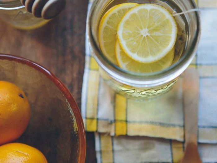 Chanh: Chanh giàu vitamin C và có tính kháng khuẩn, tăng cường hệ miễn dịch để cơ thể chống lại nhiễm trùng. Vì vậy, nếu muốn loại bỏ đờm, việc bạn cần làm là chuẩn bị một cốc nước ấm, sau đó cho nước cốt chanh và mật ong vào rồi đem sử dụng.