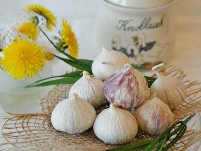 Tỏi: Tỏi cũng là thực phẩm giàu vitamin và có tính chống viêm hiệu quả. Đặc biệt, tỏi còn có thể trị cảm lạnh, cảm cúm và giúp tiêu đờm rất tốt.
