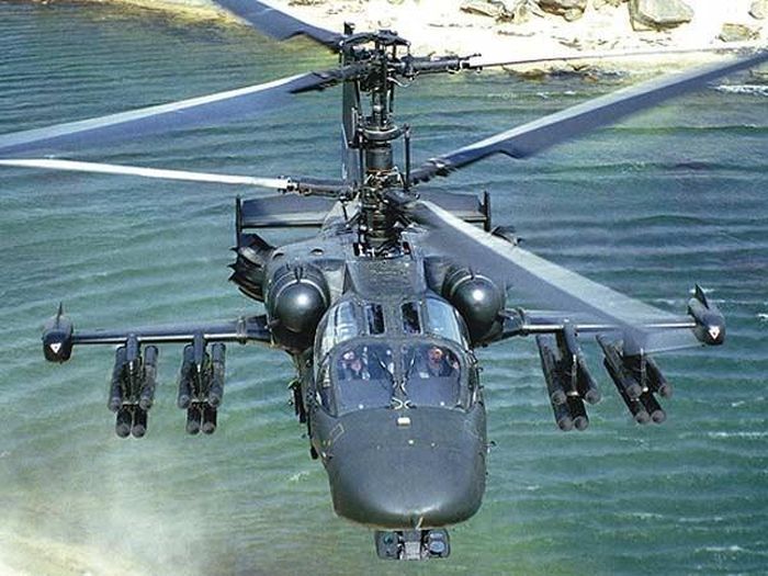 Trực thăng tấn công Ka-52 vẫn được biết đến với biệt danh "Cá sấu" (Alligator) đã được Nga triển khai tới Syria từ năm 2016 đảm nhiệm vai trò yểm trợ chiến đấu trên không trong rất nhiều chiến dịch. Đây là trực thăng mới và mạnh mẽ nhất hiện nay của Nga.