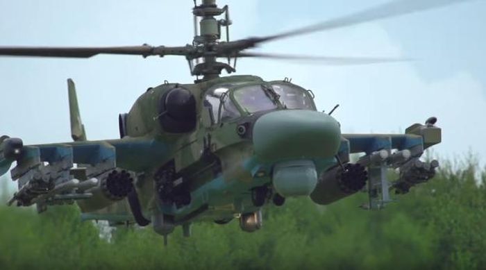 Ka-52 sử dụng hệ thống 2 cánh quạt đồng trục, quay ngược chiều nhau, giúp cho nó có tính cơ động rất cao mà không cần đến cánh quạt đuôi. Thêm vào đó, nhờ có hệ thống cánh quạt ngược chiều, nó có thể bay sang ngang và giật lùi mà không cần phải quay đầu theo hướng bay trong khi vẫn giữ mục tiêu trong tầm ngắm để chủ động tránh hệ thống phòng không của đối phương.