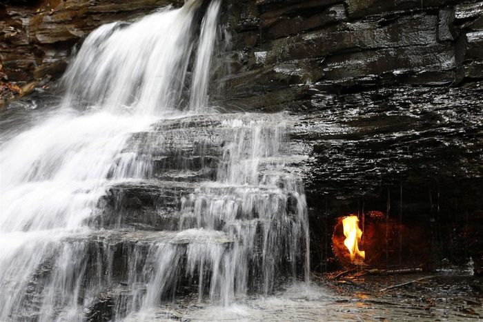  Nằm tại hạt Erie, công viên Chestnut Ridge có một vài lối mòn cho người leo núi, đạp xe địa hình và là địa điểm dã ngoại yêu thích của nhiều người Mỹ. Để đến thác nước Eternal Flame, du khách có thể đi theo đường mòn dẫn thẳng từ rìa phía nam công viên và cách xa nơi đông người. Ảnh: Buffalonews. 