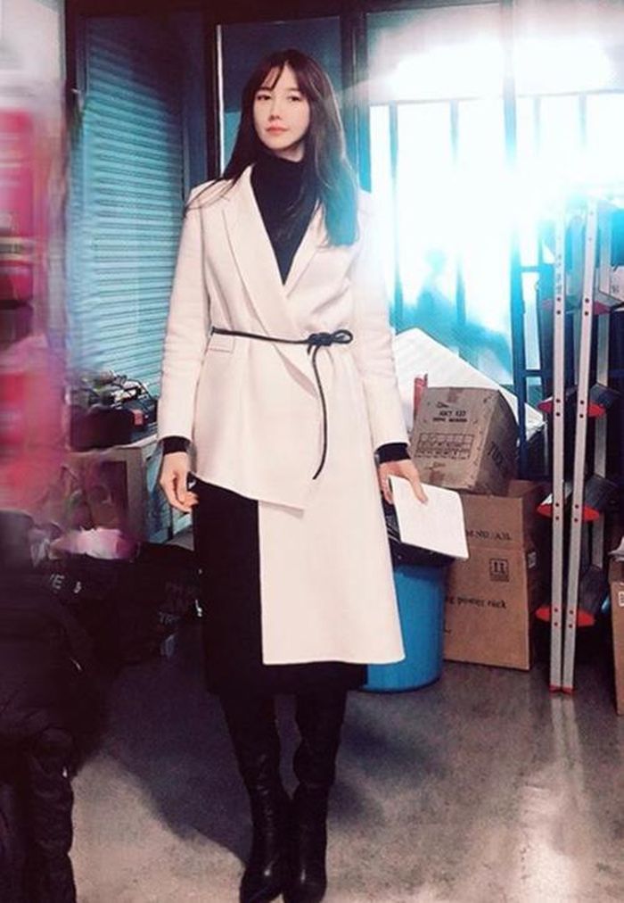 Vào vai người phụ nữ thuộc tầng lớp thượng lưu, mỹ nhân họ Lee được stylist chuẩn bị cho trang phục dạ hội lộng lẫy. Nhờ có vóc dáng cao ráo, cô có thể mặc đẹp nhiều kiểu áo dạ dáng dài. Đây cũng là kiểu đồ gắn bó cùng cô trong suốt thời gian quay phim. Ảnh: Penthouse.