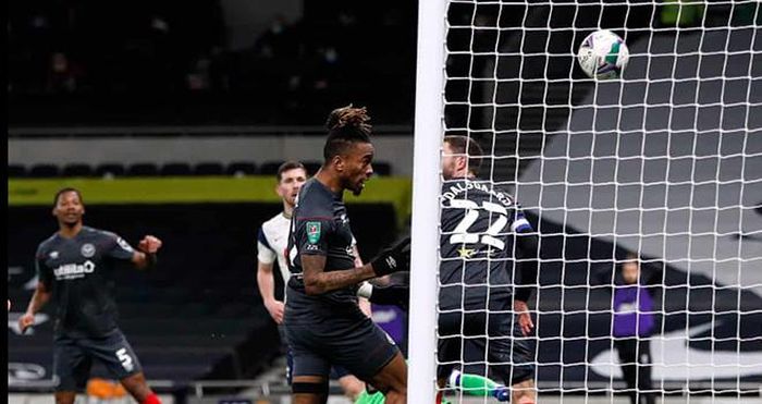 Toney đưa bóng vào lưới Tottenham