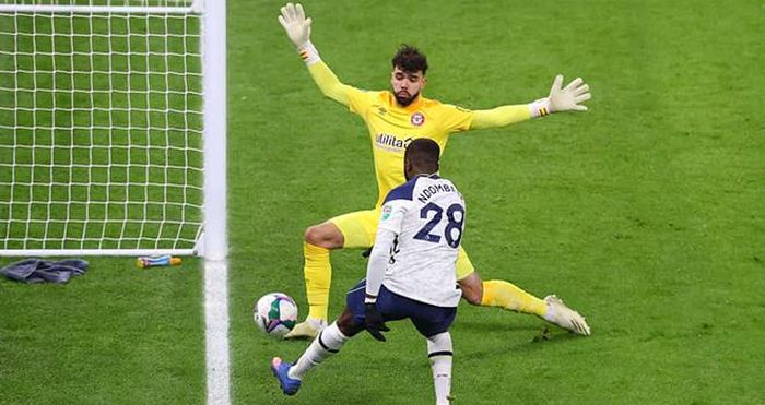 Những phút cuối trận, Ndombele bỏ lỡ cơ hội ghi bàn