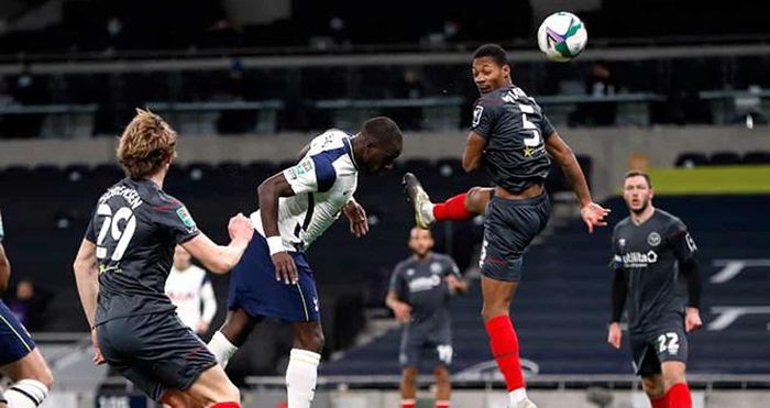 Sissoko thực hiện cú đánh đầu hạ gục thủ thành Brentford