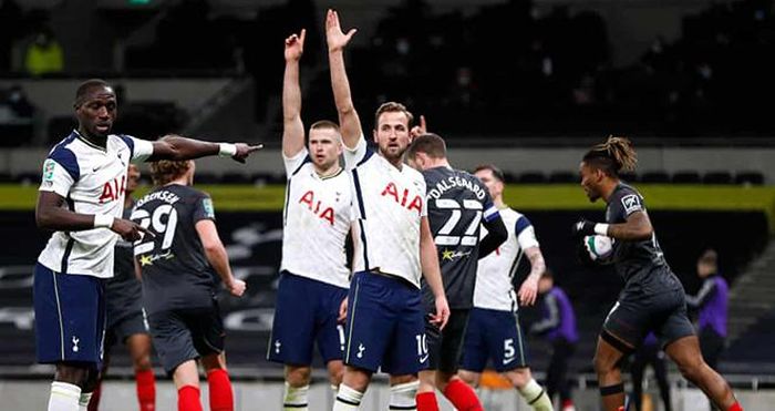 Cầu thủ Spurs khiếu nại VAR vì cho rằng Toney đã việt vị