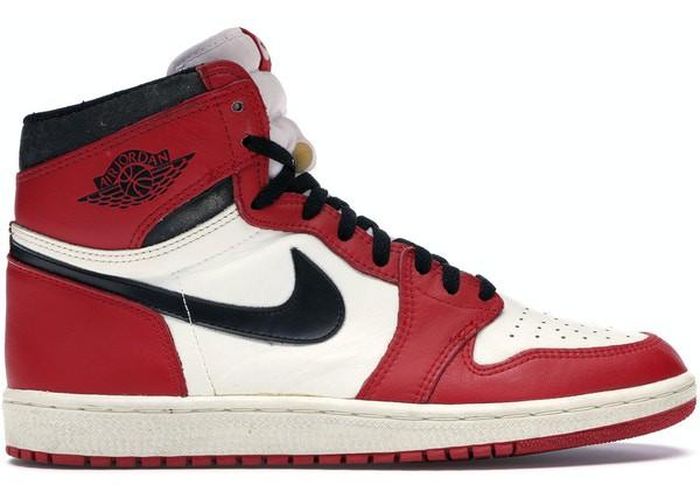 Sotheby's cũng bán đấu giá một đôi Nike Air Jordans 1985 với giá 560.000 USD dù được dự kiến chỉ 150.000 USD. Nguồn ảnh: Insider.