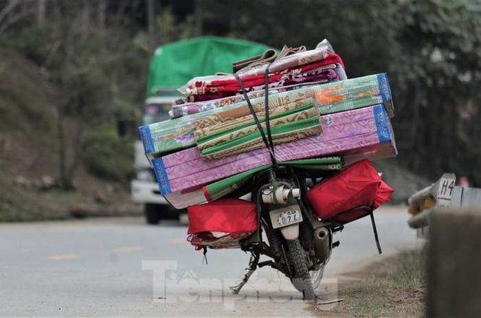 Thương lái vùng xuôi vận chuyển chăn, nệm lên vùng cao bán ngày rét.