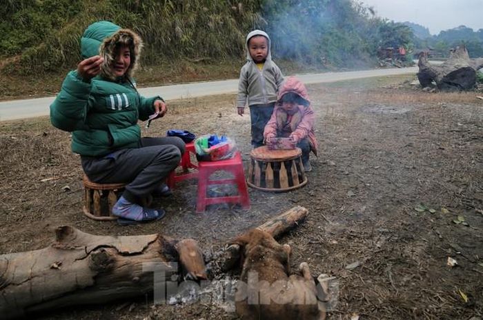 Dọc quốc lộ 7 từ thị trấn Mường Xén vượt đèo lên Cửa khẩu Quốc tế Nậm Cắn, hai bên đường, người dân bản địa đều nhóm lửa sưởi ấm.