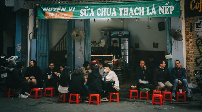 Đây cũng là khoảng thời gian diễn ra nhiều ngày lễ như: Giáng sinh, Tết dương lịch, Tết nguyên đán, Lễ tình nhân,… Thật trùng hợp, khi những ngày lễ này là sự sum vầy bên gia đình, bên những người chúng ta thương yêu lại diễn ra đúng vào mùa đông, khi không khí lạnh buốt càng khiến chúng ta muốn quây quần bên bữa cơm với bố mẹ, muốn thủ thì trò chuyện, tâm sự với bạn bè.
