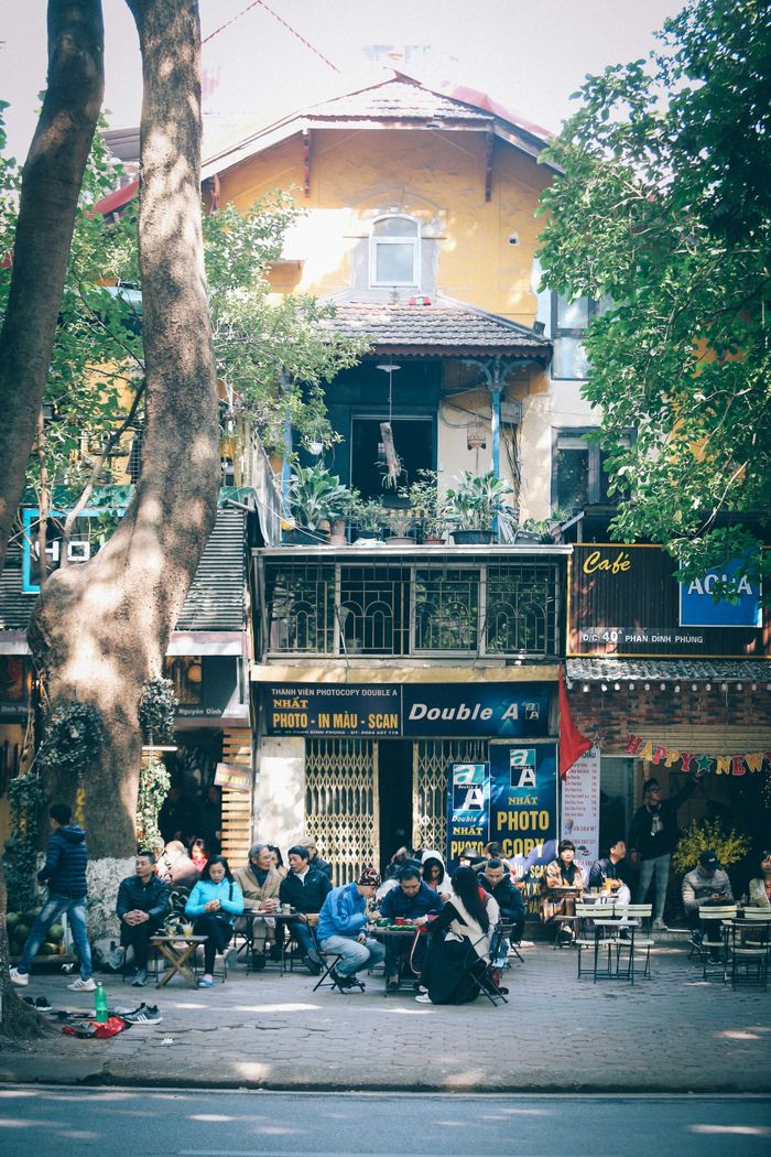 Đối với những ai lần đầu trải qua cái lạnh ở Hà Nội, thậm chí cả những người đã từng sống ở các xứ lạnh có tuyết rơi đều phải thốt lên rằng “Cái lạnh này thật khó chịu”.