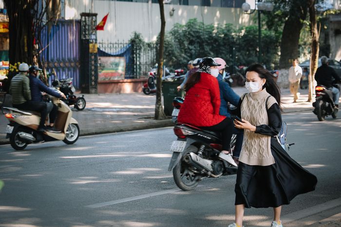 Nếu như Sài Gòn chỉ có mùa mưa và mùa khô, chưa bao giờ được trải nghiệm thế nào là mùa đông, với Đà Lạt là cái lạnh se se, khô ráo thì cái lạnh của Hà Nội là cái rét buốt vào tận xương tủy, cái rét “cắt da, cắt thịt”.