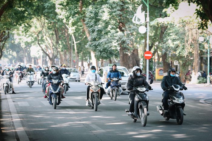 Thời tiết của mùa đông ở Hà Nội không lẫn đi đâu được. Cái lạnh đầu mùa ở đây khác hoàn toàn với cái lạnh ở những nơi khác.