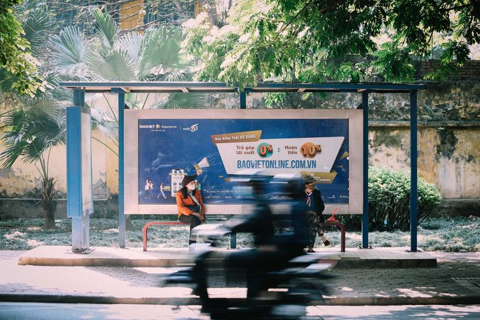 Mùa đông đến mọi thứ dường trở nên chậm rãi hơn, nhẹ nhàng hơn. Những chiếc xe máy, xe đẹp di chuyển chậm hơn với hy vọng giảm được cảm giác rét buốt.