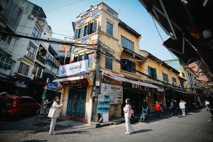 Một năm, Hà Nội có bốn mùa khá rõ rệt: Mùa xuân bắt đầu từ tháng 2 đến tháng 4, tiếp đến là mùa hè oi bức từ tháng 5 đến tháng 8, mùa thu dịu nhẹ diễn ra trong tháng 9, 10, 11; cuối cùng là mùa đông đến trong khoảng thời gian từ tháng 12 năm nay đến tháng 2 năm sau.