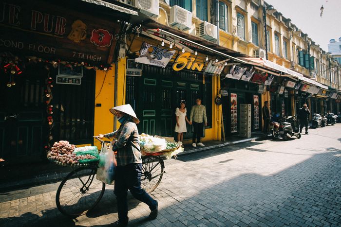 Đông về cả Hà Nội như đắm chìm vào trong gam màu xám bạc huyền ảo, nhẹ nhàng. Con đường dường như rộng hơn, không khí trong lành hơn,… Với cái rét tê buốt, với những món ăn đặc trưng chỉ ở Hà Nội mới có tất cả đã tạo nên mùa đông thủ đô ấn tượng, khó quên.