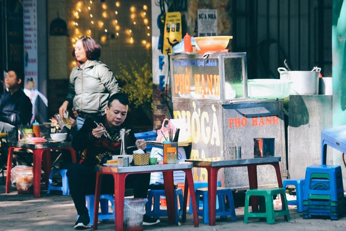 Với nhiệt độ dưới 10 độ, những bát bún, phở mang nóng hổi còn nguyên hơi nóng đang bốc lên thì còn gì bằng, dường như trên thế giới này không có gì tuyệt vời hơn.