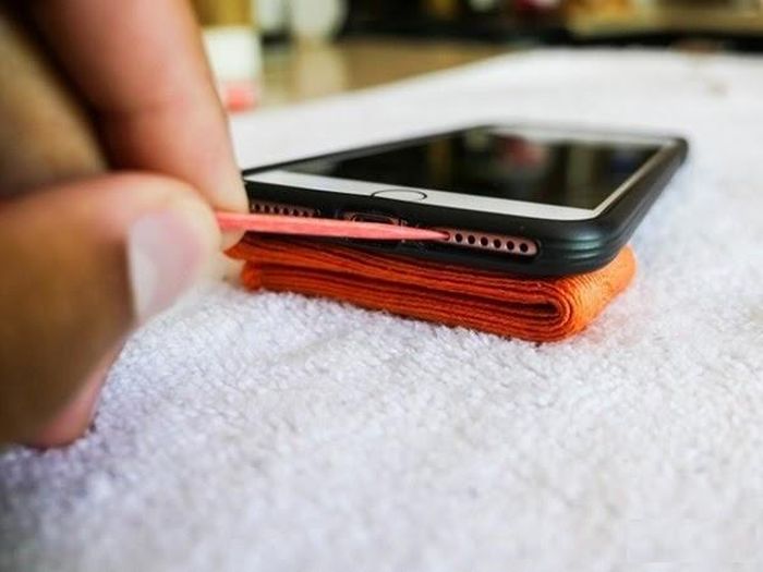 Vệ sinh iPhone đúng cách.