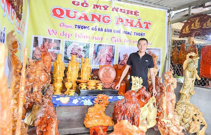 Cửa hàng trưng bày và bán các sản phẩm mộc mỹ nghệ của anh Phan Quang Phát ở thị trấn Diên Sanh, huyện Hải Lăng-Ảnh: H.G