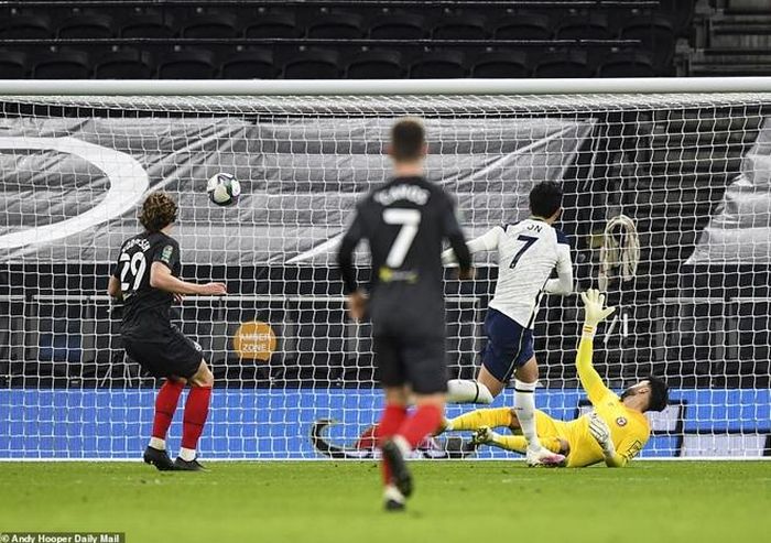 Chỉ 10 phút sau pha "chết hụt" đó, Tottenham đã có bàn thắng thứ 2.&amp;Trong một tình huống phản công, Ndombele chọc khe cho Son Heung Min bứt tốc lao xuống đón bóng, tiền đạo người Hàn Quốc dứt điểm gọn gàng nhân đôi cách biệt.