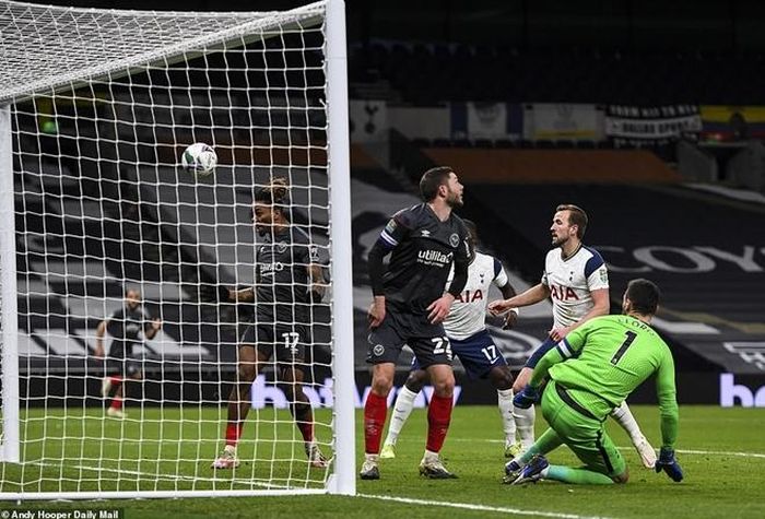Đã hay lại còn may là câu nói hoàn toàn đúng với Tottenham trong trận này. Phút 60 dù các cầu thủ Brentford đã chọc thủng lưới của Spur nhưng... 