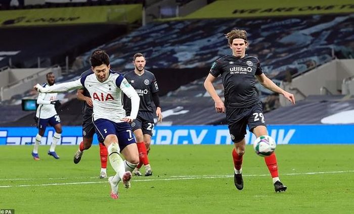 Những phút tiếp sau Tottenham dù thì đấu không quá hưng phấn nhưng cũng khiến thủ thành Martin của Brentford có một ngày làm việc mệt mỏi.