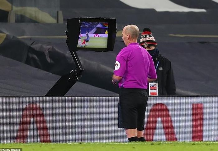 ... sau khi tham khảo VAR trọng tài quyết định không công nhận bàn thắng đó. Tỷ số vẫn là 1-0 cho Spur.