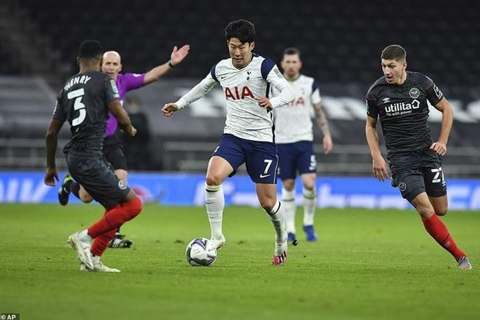 Dù ít tên tuổi nhưng Brentford là hiện tượng mùa này khi đang chơi rất ấn tượng với chuỗi 16 trận bất bại liên tiếp trên mọi đấu trường, lại vượt qua đến 4 đại diện Premier League trong hành trình vào đến bán kết.