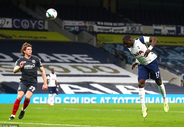 Dẫu vậy thì đội bóng "đàn em" này vẫn không thể được đánh giá cao bằng Tottenham. Thực tế trên sân chứng minh điều đó. Ngay phút thứ 12, đội bóng thành London đã có bàn vươn lên dẫn trước nhờ công Sissoko.