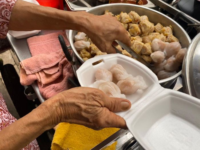 Những ngày chị gái đau ốm, bà Nguyệt một mình đẩy xe đi bán.