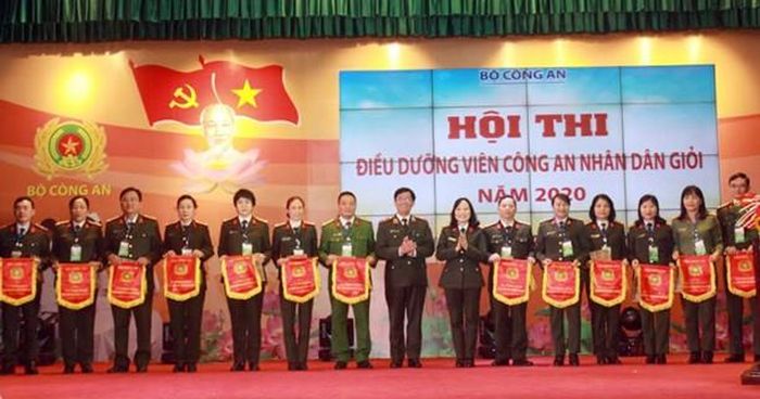 Ban tổ chức trao Cờ lưu niệm và quà tặng cho đại diện các đội thi. Ảnh: VGP/Nhật Nam