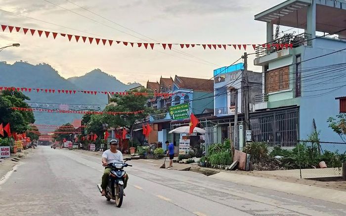 Đường giao thông nông thôn ở huyện Bình Gia, tỉnh Lạng Sơn được rải bê-tông.