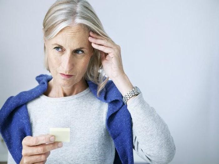 Ngăn ngừa bệnh Alzheimer: Curcumin trong nghệ và axit xitric trong chanh đều là chất chống oxy hóa mạnh, chúng có tác dụng chống viêm mạnh. Ngoài ra, nước chanh nghệ có thể giúp ngăn chặn quá trình oxy hóa gây hại cho não, ngăn ngừa sự suy giảm nhận thức. Chính vì vậy, chúng có thể làm giảm nguy cơ mắc bệnh Alzheimer .