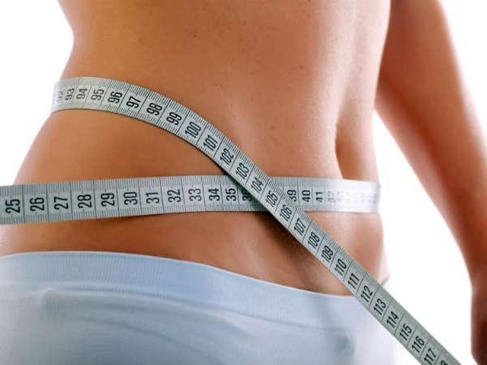 Giúp giảm cân: Curcumin trong nghệ giúp cải thiện sự trao đổi chất của cơ thể và giúp kiểm soát cơn đói. Ngoài ra, chúng còn giúp ngăn ngừa sự tích tụ chất béo trong các mô của dạ dày và gan. Vì vậy, sự kết hợp giữa chanh và nghệ có thể giúp giảm cân có hiệu quả hơn.