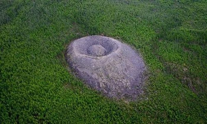 Theo các chuyên gia, gò đá vôi Patomskiy có hình nón, cao khoảng 40m và phần đáy rộng khoảng 100m. Mô đất nằm trên cùng gò đá cao 12m.
